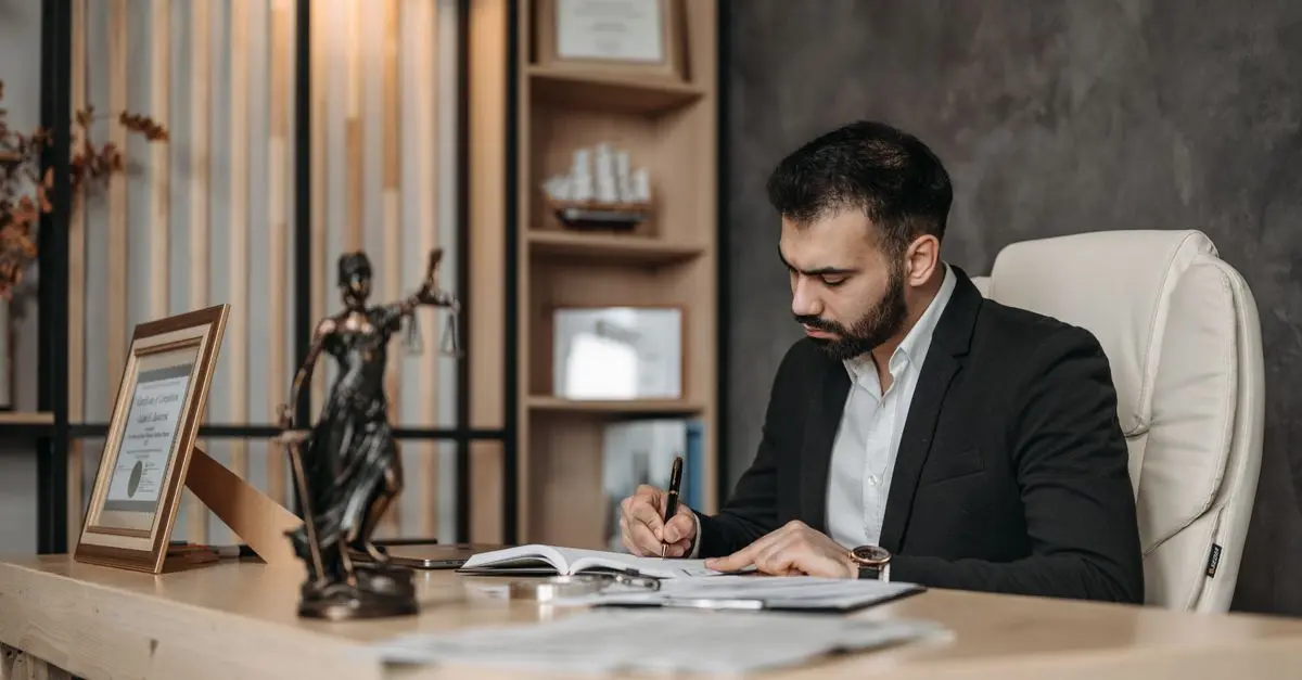 Comparativa: Abogados vs Graduados en Derecho