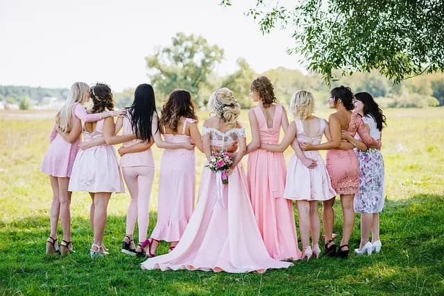 Cómo Elegir el Vestido de Noche Perfecto para Una Boda Elegante
