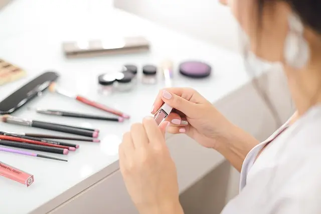 Cómo Elegir el Maquillaje Perfecto para un Look Elegante