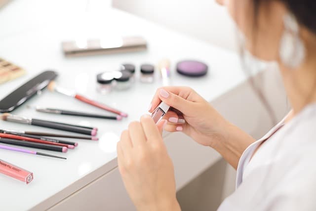 Cómo Elegir el Maquillaje Perfecto para un Look Elegante